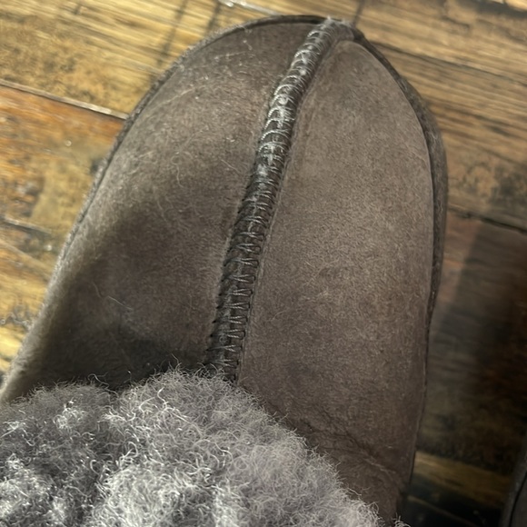 Egli’s sheepskin slippers. Never walked in. Cozy. Women’s 10/mens 8. Unisex - Picture 8 of 17